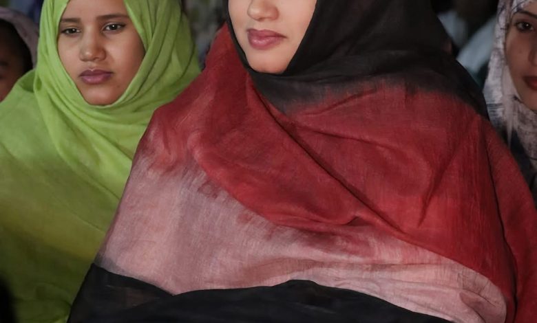 لماذا يحتاج العالم اليوم إلى علماء من طراز عبد الله بن بيه؟. /. بقلم : خولة الحبيب في زمن تتكاثر فيه الأصوات المرتفعة، وتتسع فيه دوائر الاستقطاب، وتستدعى النصوص الدينية أحيانا لتبرير العنف بدل تقويمه يبرز نموذج العالِم المجدد بوصفه حاجة حضارية لا ترفا فكريا. ويأتي في مقدمة هذه النماذج العلامة الشيخ عبد الله بن بيه، الذي قدم للعالم الإسلامي والإنساني تجربة فكرية رصينة جعلت من السلم مقصدا، ومن الأمن ضرورة أخلاقية، ومن الاختلاف مدخلا للتعارف لا للصدام. إن فكر الشيخ بن بيه لا يقوم على ردود الأفعال ولا ينحاز إلى منطق الغلبة بل يستند إلى فقه المقاصد وترتيب الأولويات، واستحضار المآلات، وهي أدوات علمية أصيلة مكنته من مقاربة قضايا العصر بروح العالم المسؤول، لا الخطيب المعبّئ. ومن هنا جاءت دعوته للسلم بوصفها مشروعا معرفيا متكاملا، لا خطابا ظرفيا أو موقفا سياسيا عابرا ولو قدر للأمة الإسلامية، بل للعالم بأسره، أن يحتضن خمسة أو ستة علماء من هذا الطراز، يحملون ذات العمق العلمي ونفس البصيرة الأخلاقية، لكان بالإمكان تجفيف كثير من منابع الفتن، وإخماد عدد غير قليل من بؤر الصراع قبل تحولها إلى حروب مفتوحة. فالعنف في كثير من تجلياته ليس وليد الجهل وحده، بل ثمرة خطاب ديني مأزوم، يختزل النصوص، ويغفل المقاصد، ويستسهل التكفير والإقصاء. يمثل الشيخ عبد الله بن بيه مدرسة فكرية ترى أن وظيفة العالم لا تقتصر على بيان الحلال والحرام، بل تتعداها إلى حفظ السلم الاجتماعي وصيانة كرامة الإنسان وترشيد الفعل الديني حتى يكون عامل بناء لا أداة هدم. وهي رؤية تنطلق من مركزية الإنسان في الخطاب الديني ومن كون الرحمة مقصدا أعلى من مقاصد الشريعة، لا شعارا يرفع عند الحاجة. إن الدعوة إلى السلام، في تصور هذا النهج ليست دعوة إلى الاستسلام أو التفريط، بل هي اختيار أخلاقي شجاع، يدرك تعقيدات الواقع، ويوازن بين الثوابت والمتغيرات، ويقدم مصلحة الاستقرار والأمن العام على نزعات الصدام والفوضى. ولهذا وجدت هذه المقاربة صداها في الأوساط الفكرية والدينية الدولية، وفتحت آفاقا جديدة للحوار بين الأديان والثقافات. ختما إن الحاجة إلى علماء من طراز الشيخ عبد الله بن بيه لم تعد مسألة فكرية محضة، بل ضرورة إنسانية ملحة فالعالم اليوم، المثقل بالأزمات والحروب، أحوج ما يكون إلى عقول راشدة، وقلوب واسعة، وفقه يعيد للدين دوره الأصيل: هداية الإنسان، وبناء السلام، وترسيخ الأمل في مستقبل تتآخى فيه الإنسانية بدل أن تتناحر.